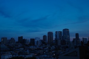 神宮前、若者と扇風機、夏暑し、20220801