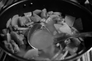 雨はグールド、もつ煮とビールとキャンティ、20231117