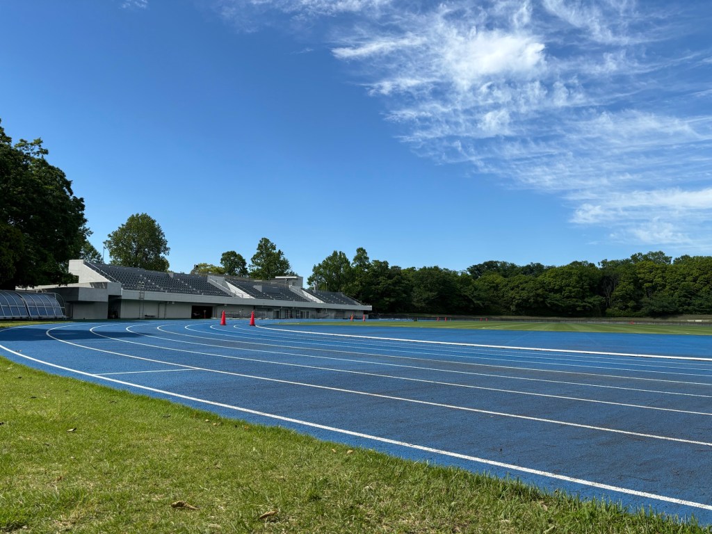 陸上トラックを走る、武岡のホームラン、20240514