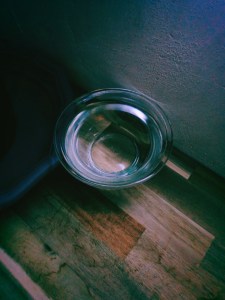 オリンパスのTG-7、バーのハイ・チェア、20240610