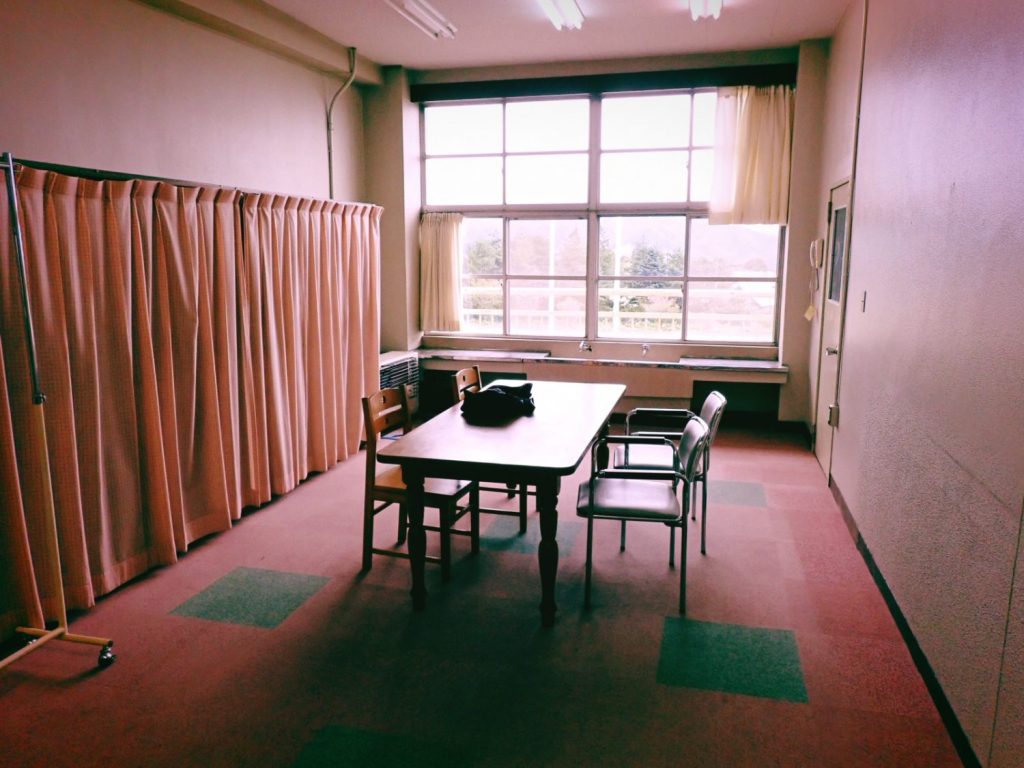 ロバート・フランク展、廃校で机に向かう、Hくんとサイケ・トランス、20240927