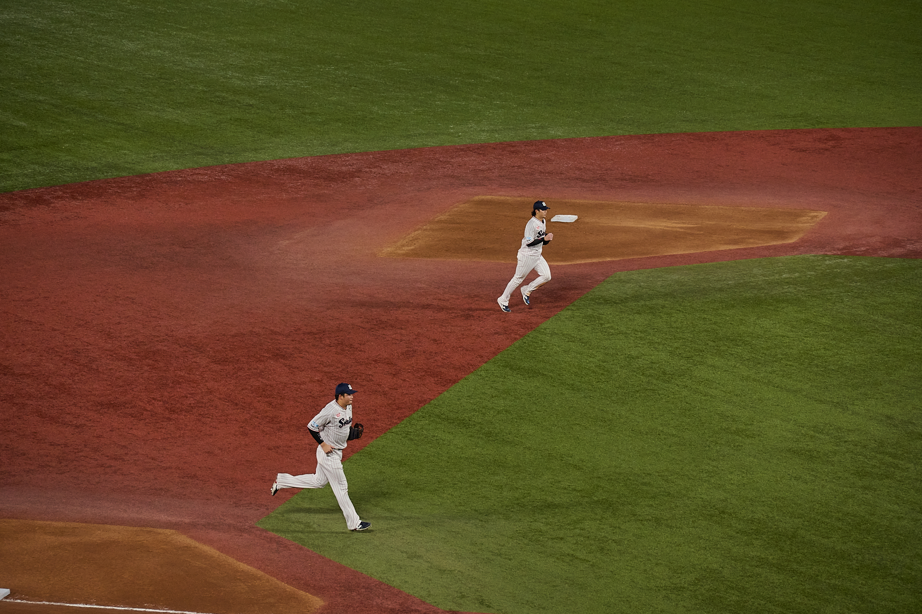 ベンチに引き上げる村上宗隆と長岡秀樹