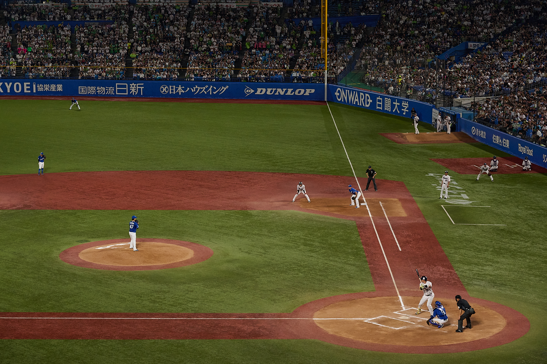 神宮球場の打席に立つ村上宗隆