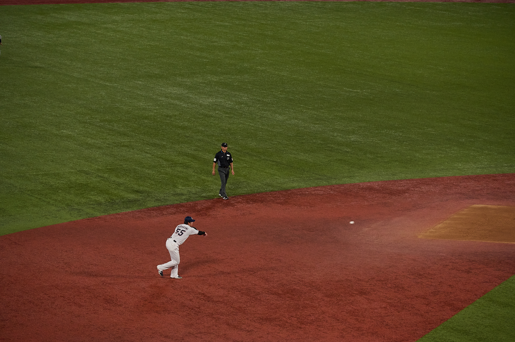 三遊間のゴロを処理する村上宗隆