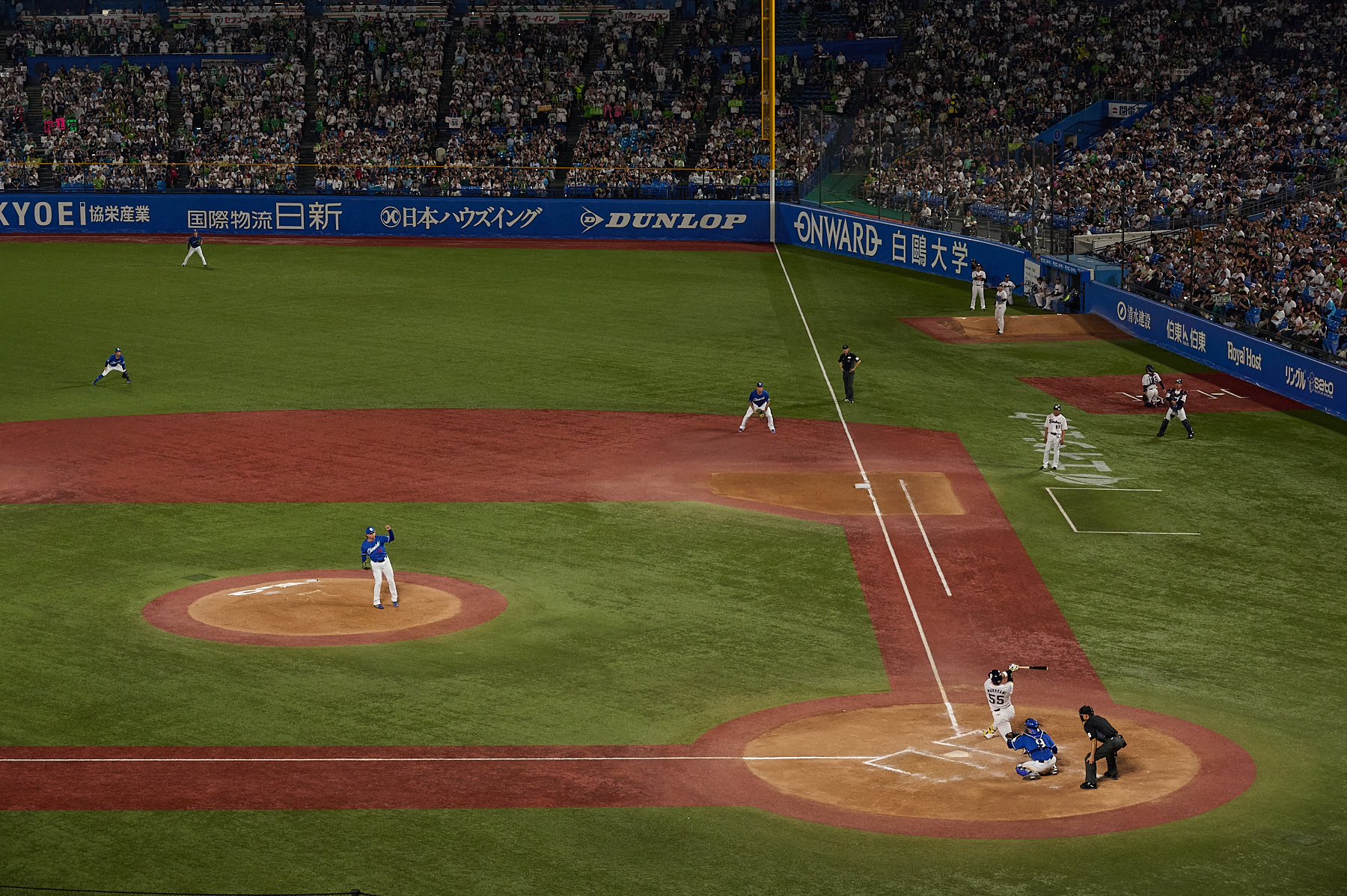 空振りする村上宗隆