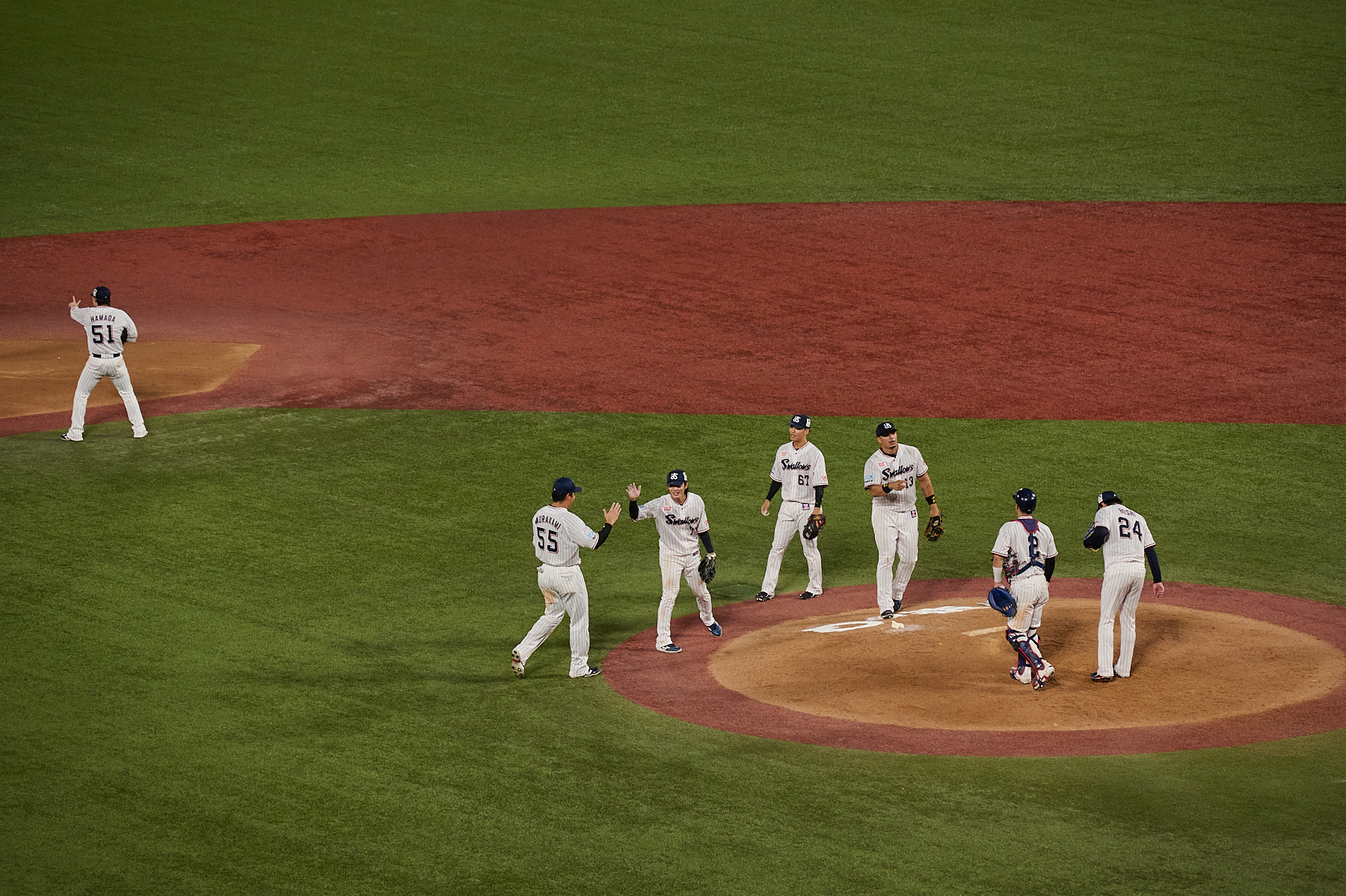 試合が終わり長岡秀樹とハイタッチする村上宗隆